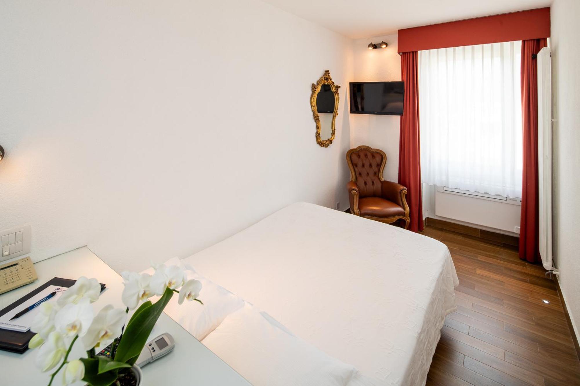 Hotel Campione บิซโซน ภายนอก รูปภาพ