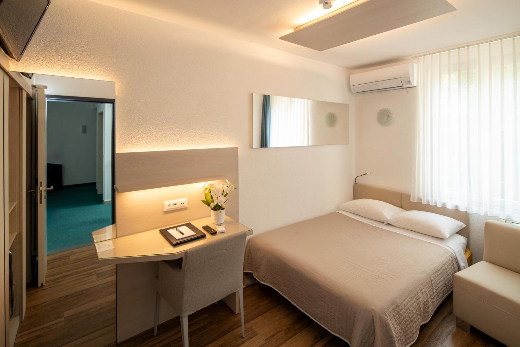 Hotel Campione บิซโซน ภายนอก รูปภาพ